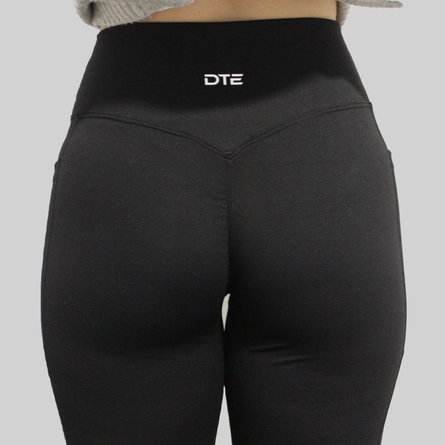 Essential Pocket V Front Flares - Black